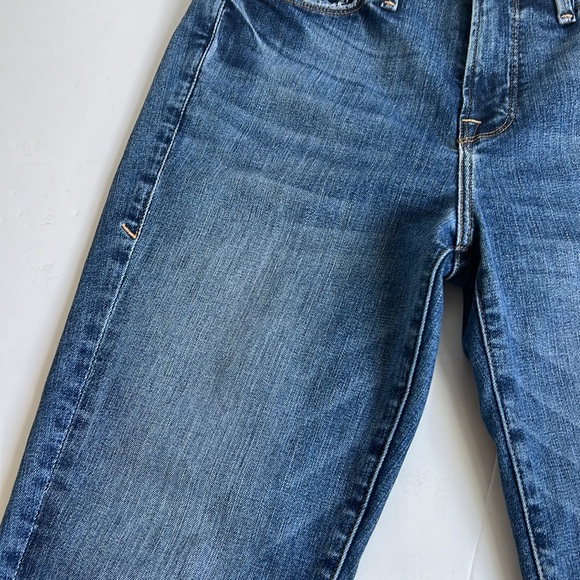 Good American Good Legs Blue 187 skinny jean w some distressing and zip closure - Picture 16 of 16